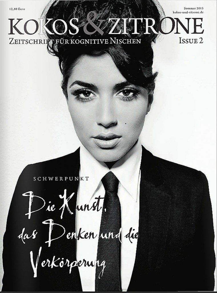Eine Frau in Anzug und Krawatte ist auf dem Cover einer Zeitschrift namens Kokos & Zitrone