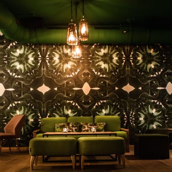 Ein Wohnzimmer mit grünen Möbeln und einer grünen Wand