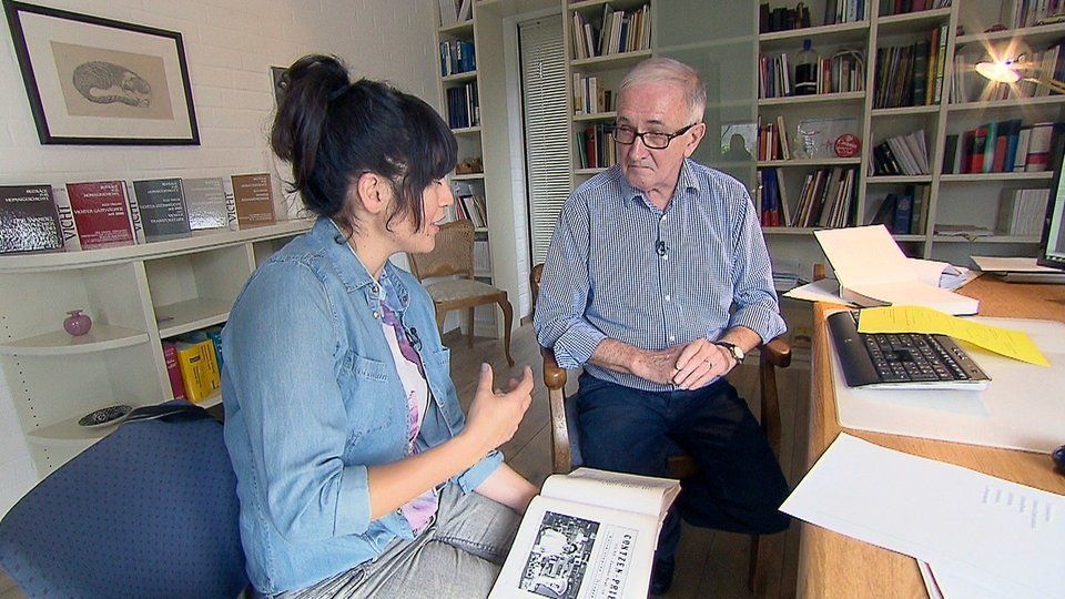 Ein Mann und eine Frau sitzen in einem Raum und unterhalten sich