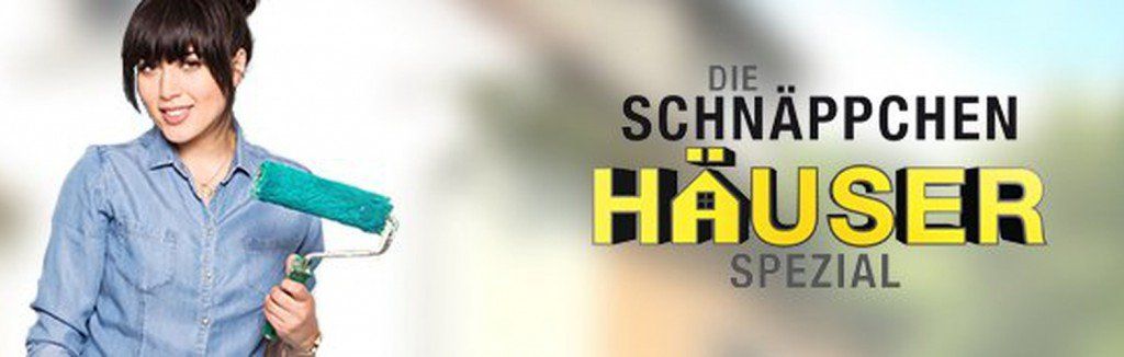 Eine Frau hält eine Farbrolle vor einem Schild mit der Aufschrift „Die Schnapshauser Spezial“