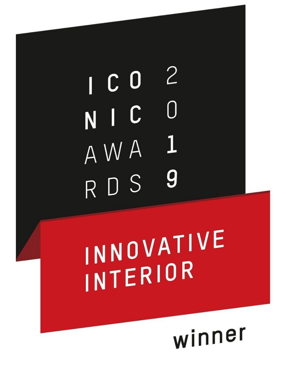 Ein schwarz-rotes Schild mit der Aufschrift „Innovativer Innenausbau-Gewinner“