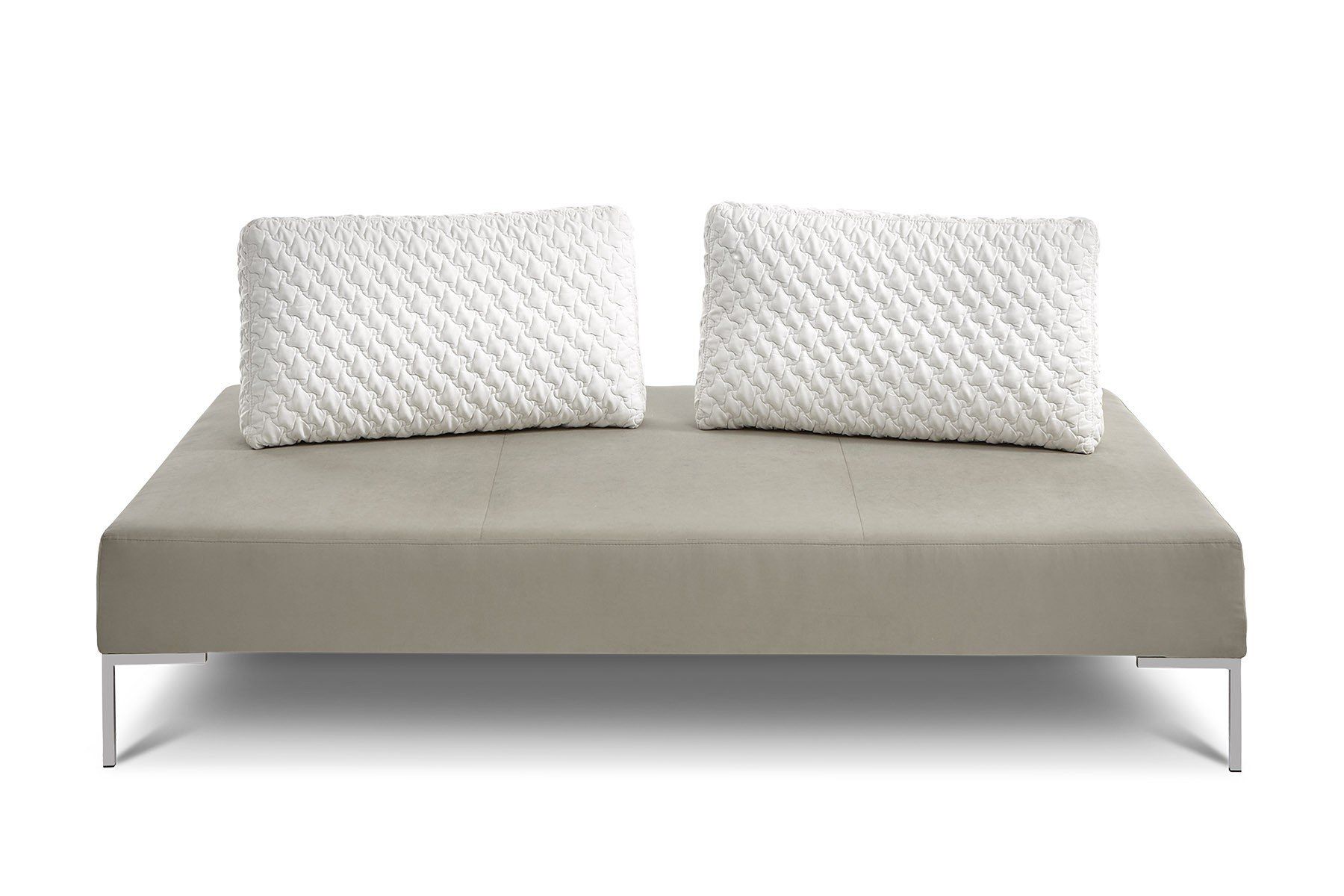 Eine Couch mit zwei weißen Kissen darauf auf einem weißen Hintergrund.