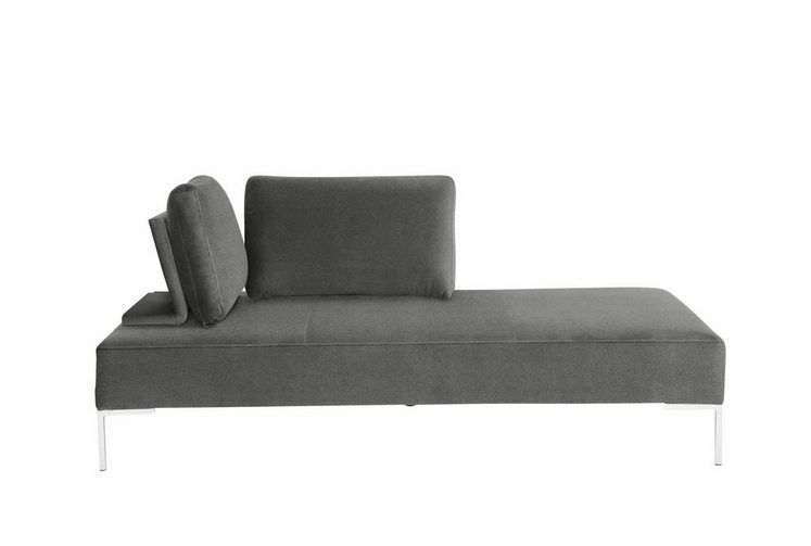 Eine graue Chaiselongue mit zwei Kissen auf weißem Hintergrund.