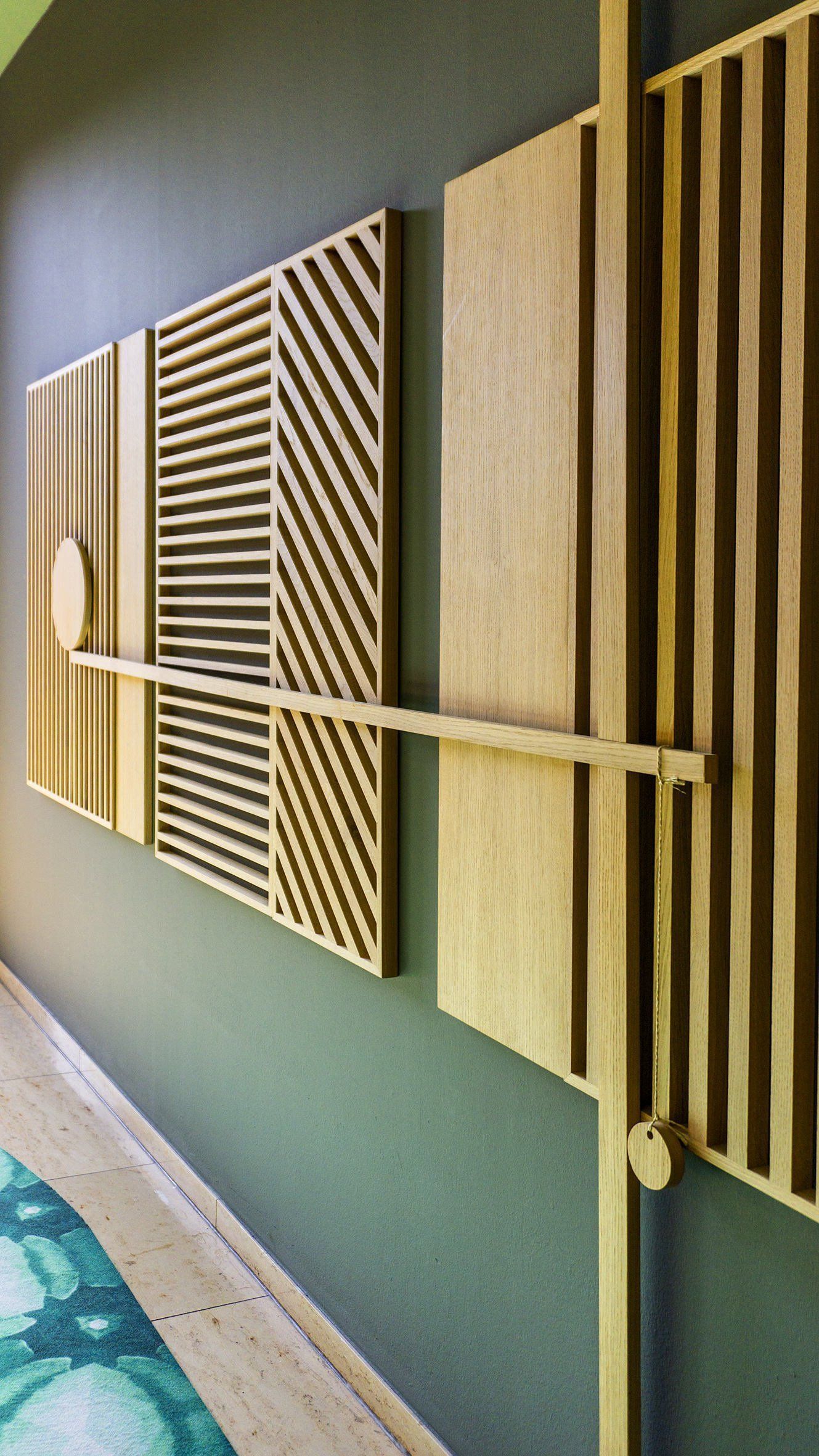 Ein Flur mit Holzpaneelen an der Wand und einem Teppich auf dem Boden.