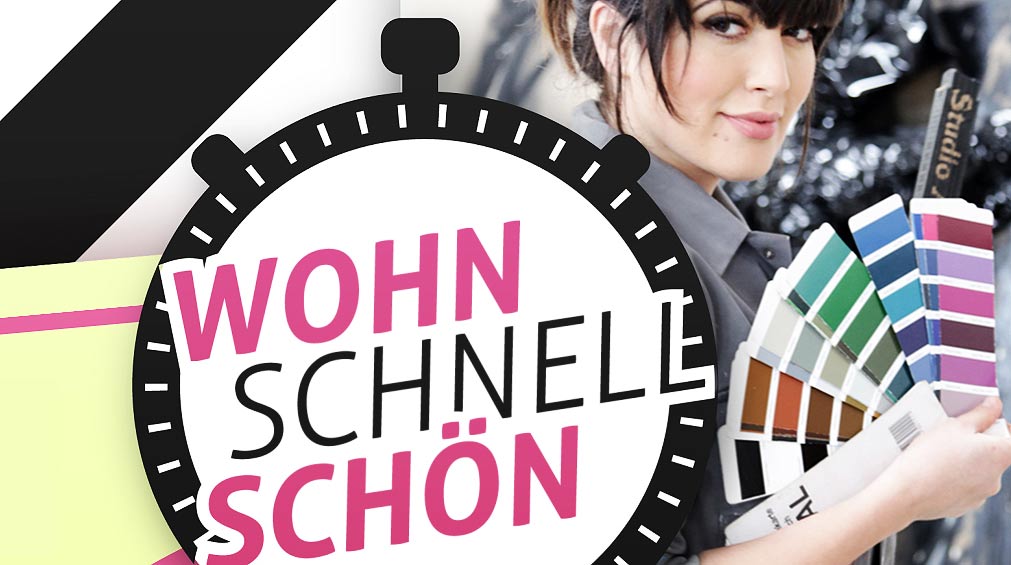 Eine Frau hält eine Farbpalette vor einem Schild mit der Aufschrift 