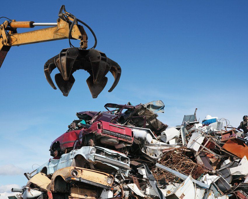 Crane loader taking scrap iron