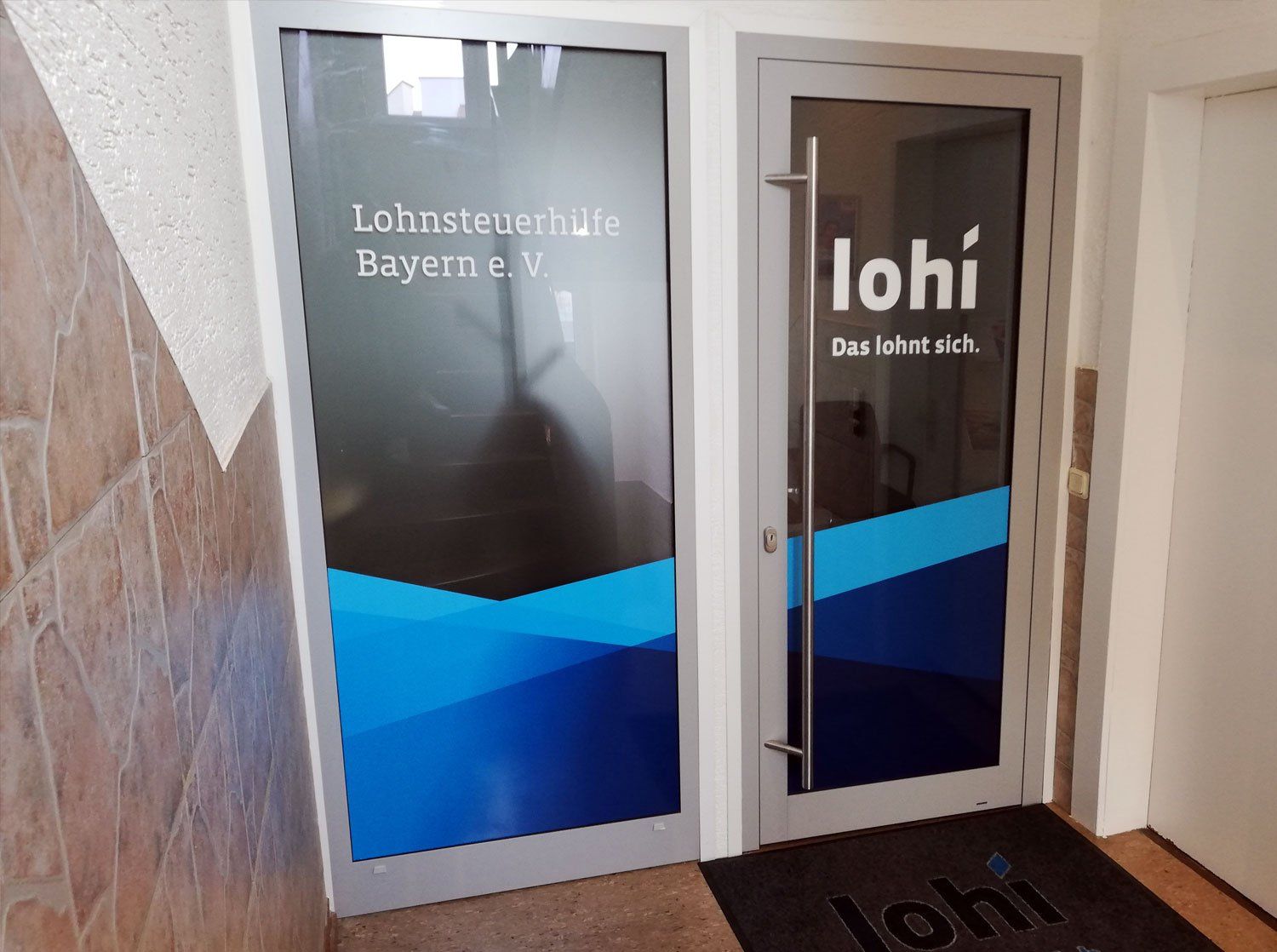 Mix aus Digitaldruck und Folienplott Scheibenbeschriftung Digitldruck und Folienplott