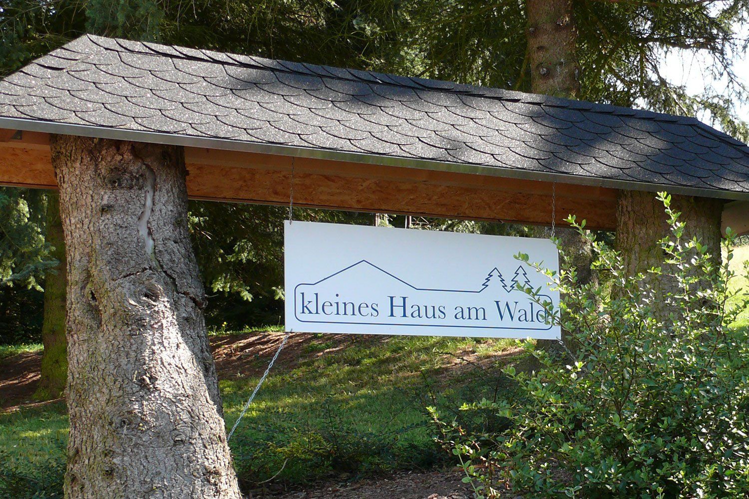 Schild kleines Haus am Wald
