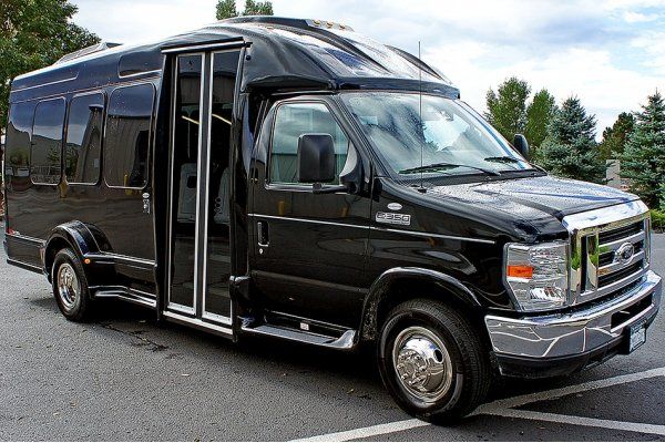 12-13 passenger limousine- East Bridgewater MA Extreme Limousine 12-13 passenger limousine- East Bridgewater MA Extreme Limousine