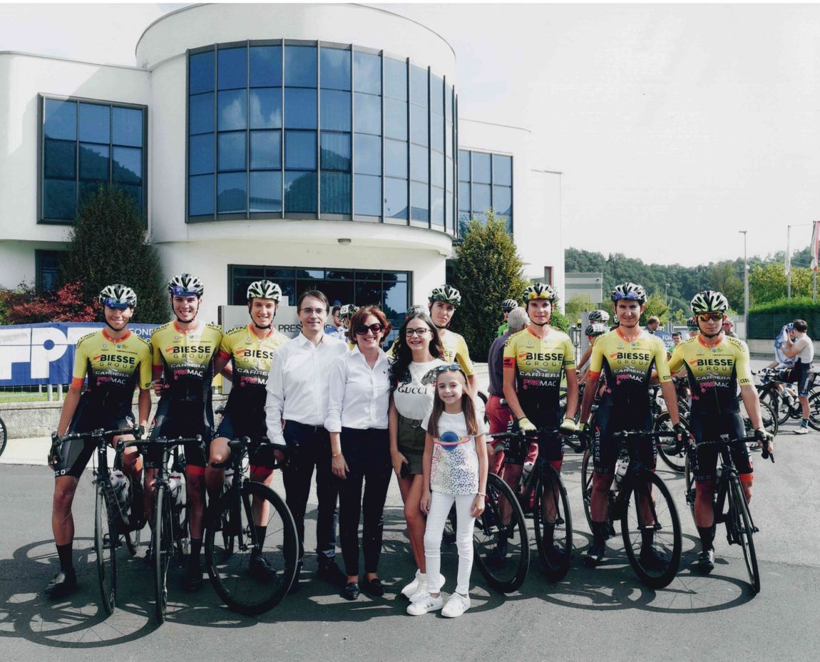 gruppo di ciclisti durante una manifestazione sportiva