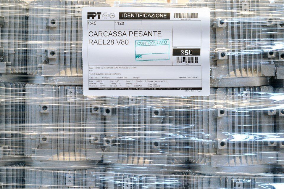 controllo qualità di una componente in metallo pressofuso