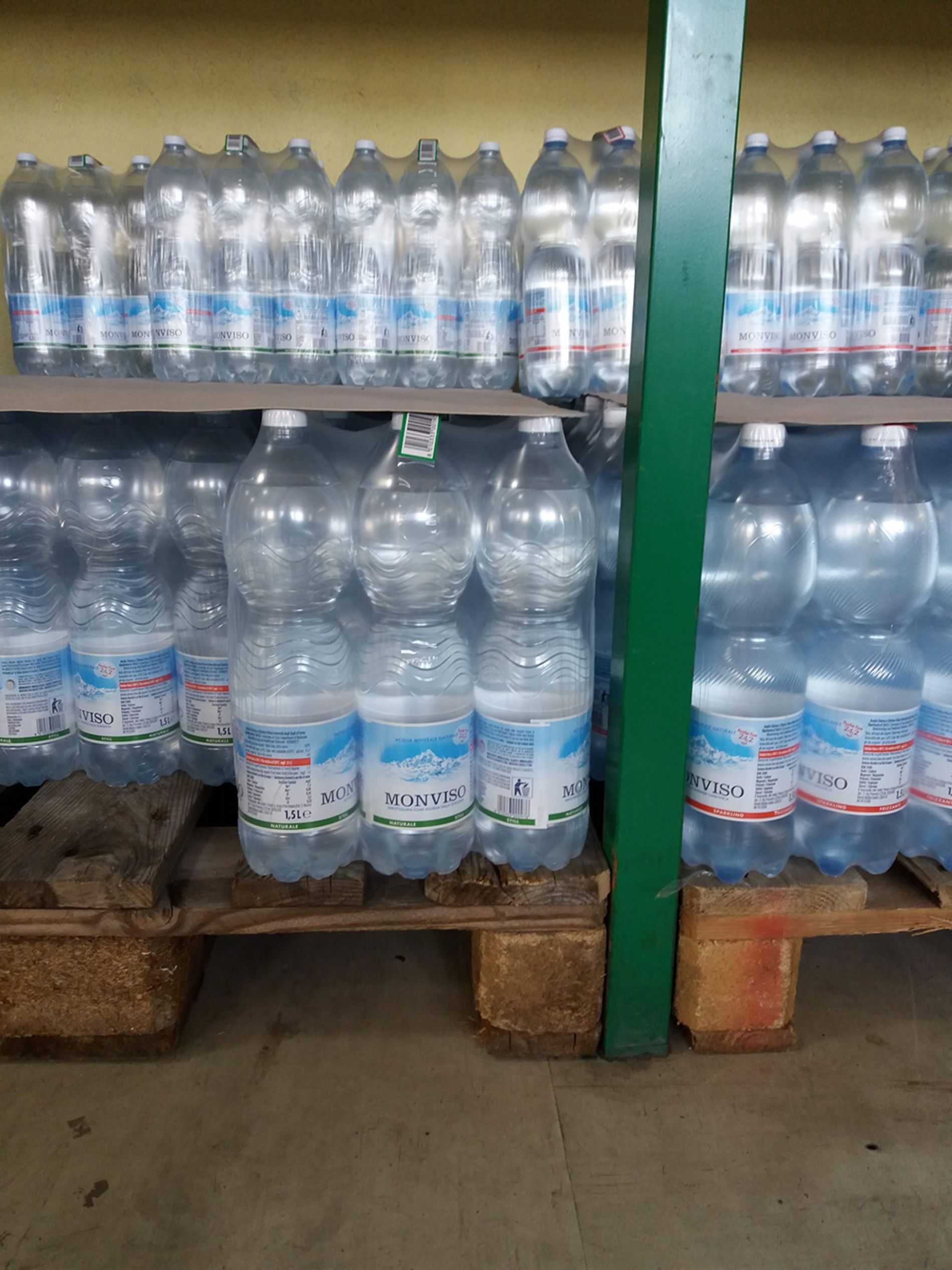 confezioni di acqua Monviso