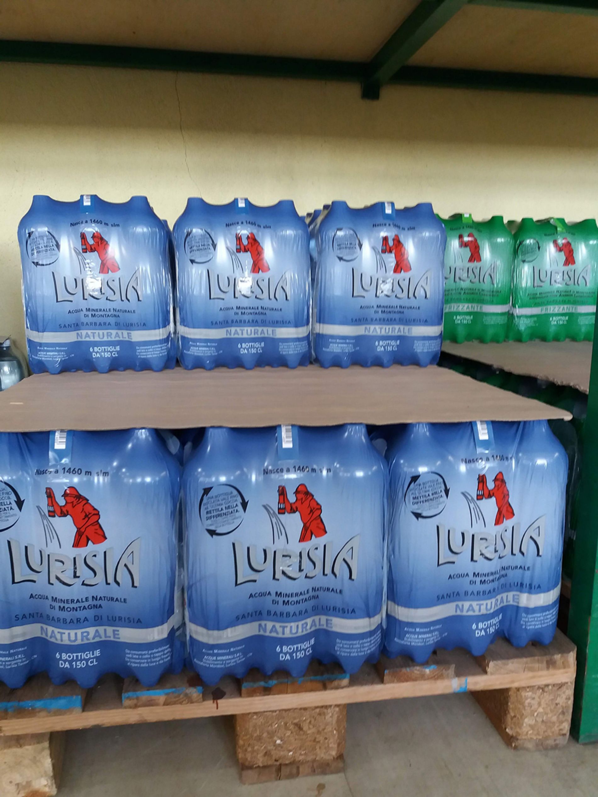confezioni di acqua Lurisia naturale e frizzante