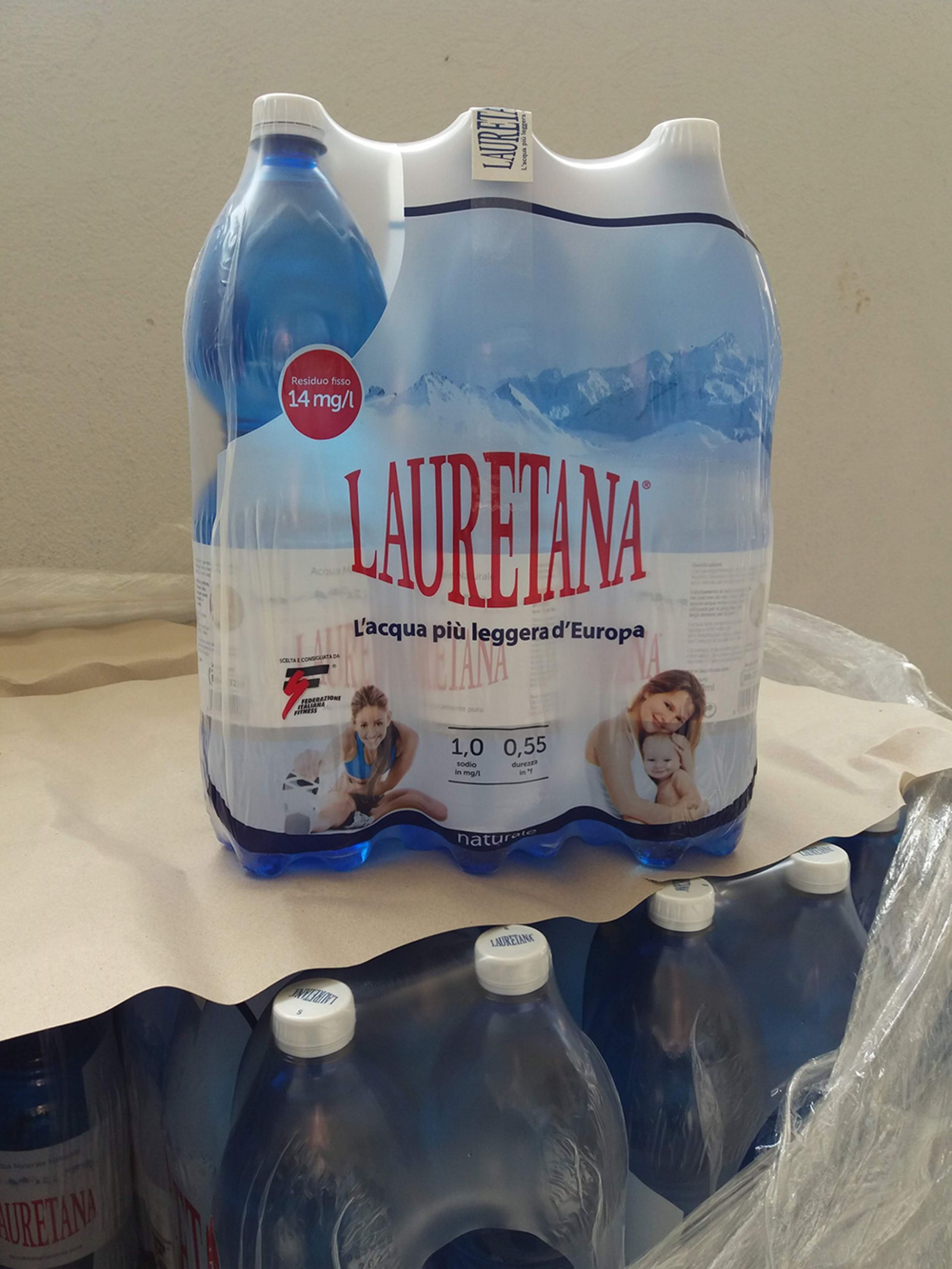 confezione di acqua Lauretana