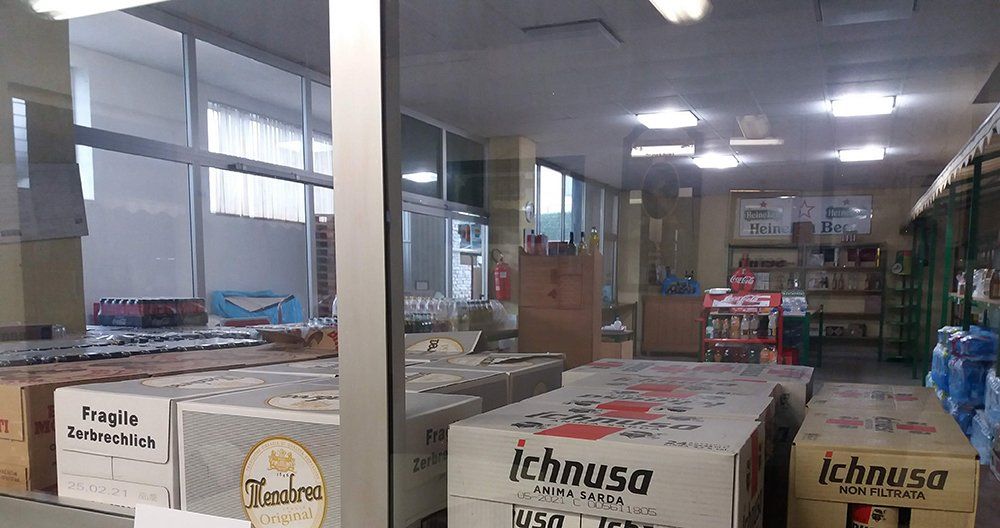 magazzino con cartoni di birra