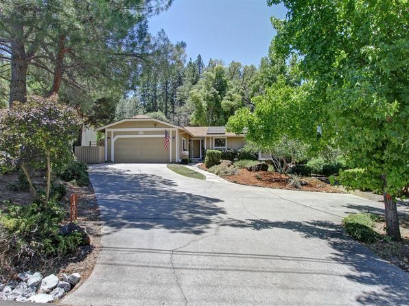  House with a spacious driveway & trees surrounding it. Explore Rocklin Real Estate with top real estate agent, Sonia Immers