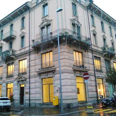 Palazzo con degli oscuranti alle finestre