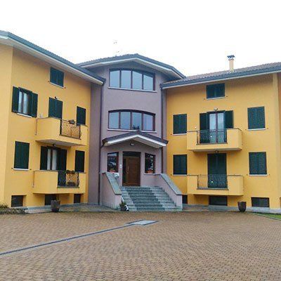 Edificio con persiane verdi
