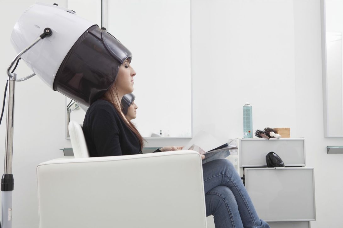 Postazione con casco per capelli
