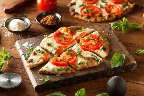 focaccia con pomodoro e mozzarella