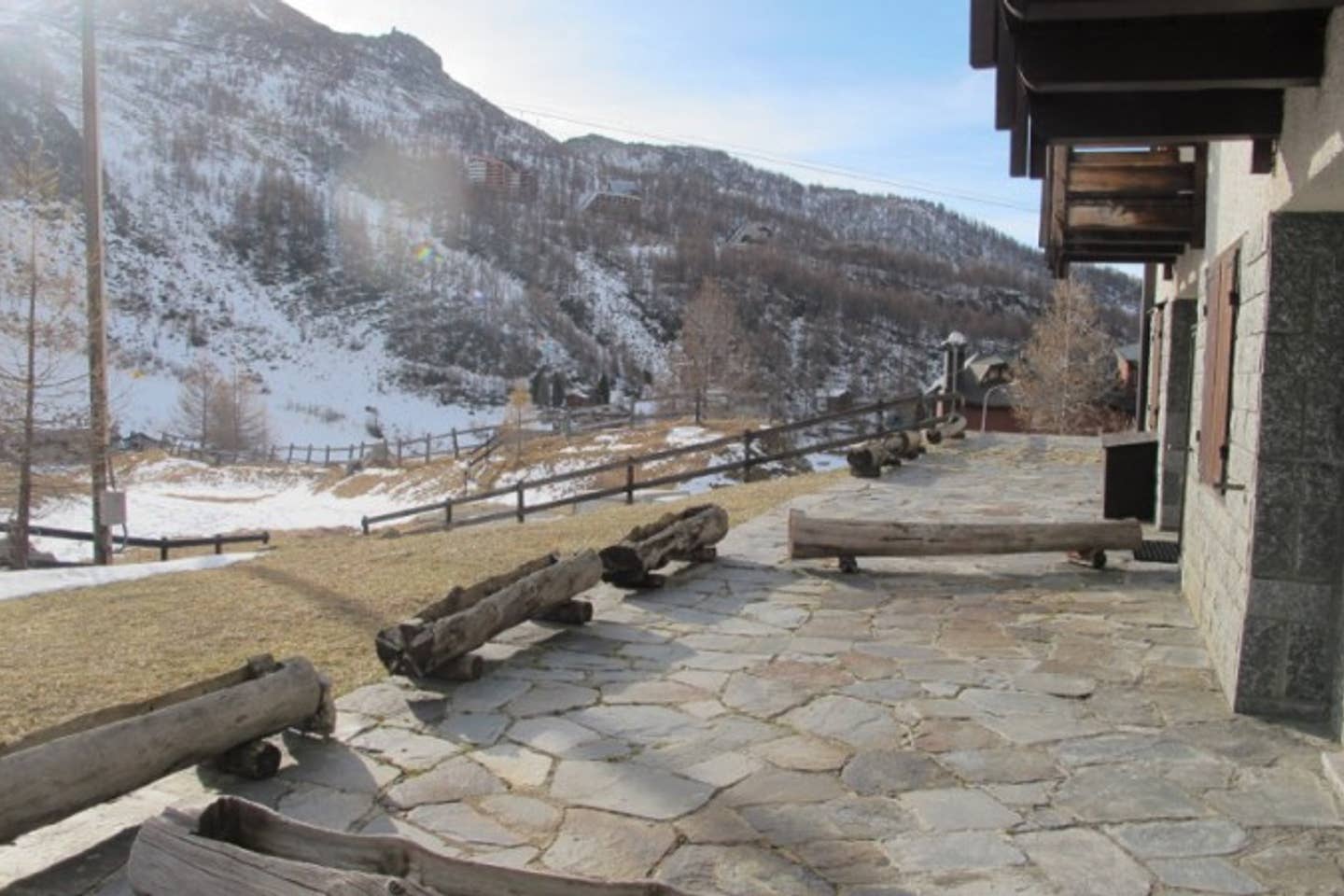 Outside area next to building where Sanni, Elena and Bassi are located