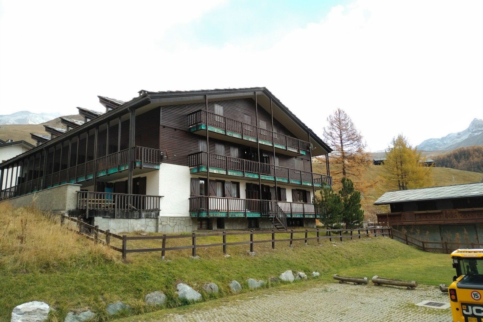 Side of the house of the building where Martino is located