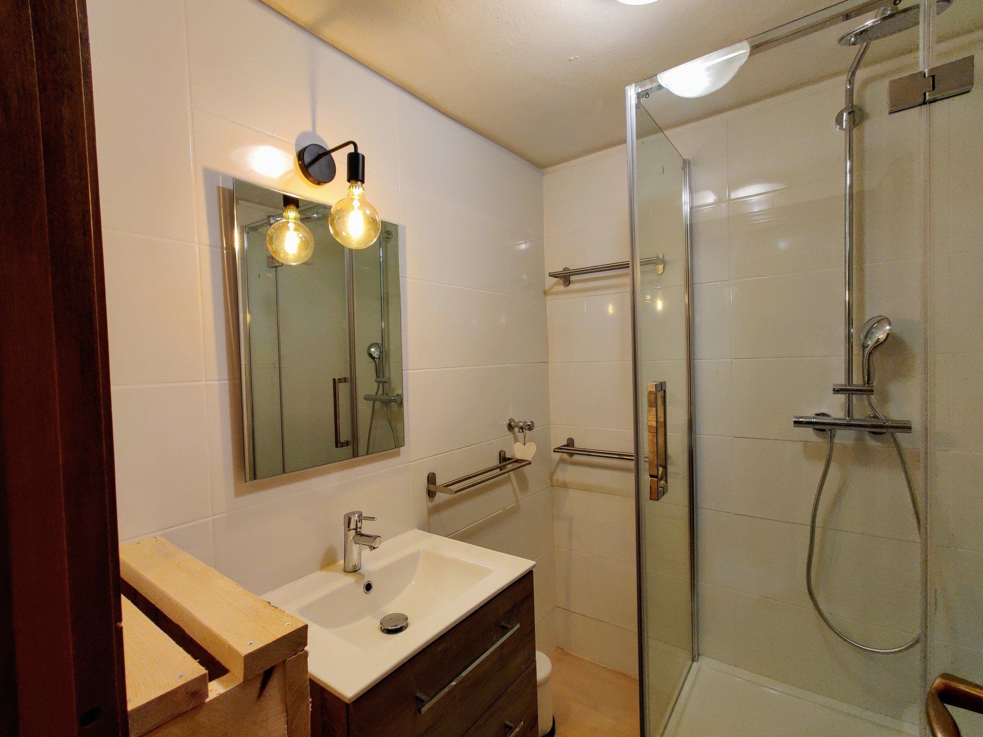 Overview picture of the bathroom