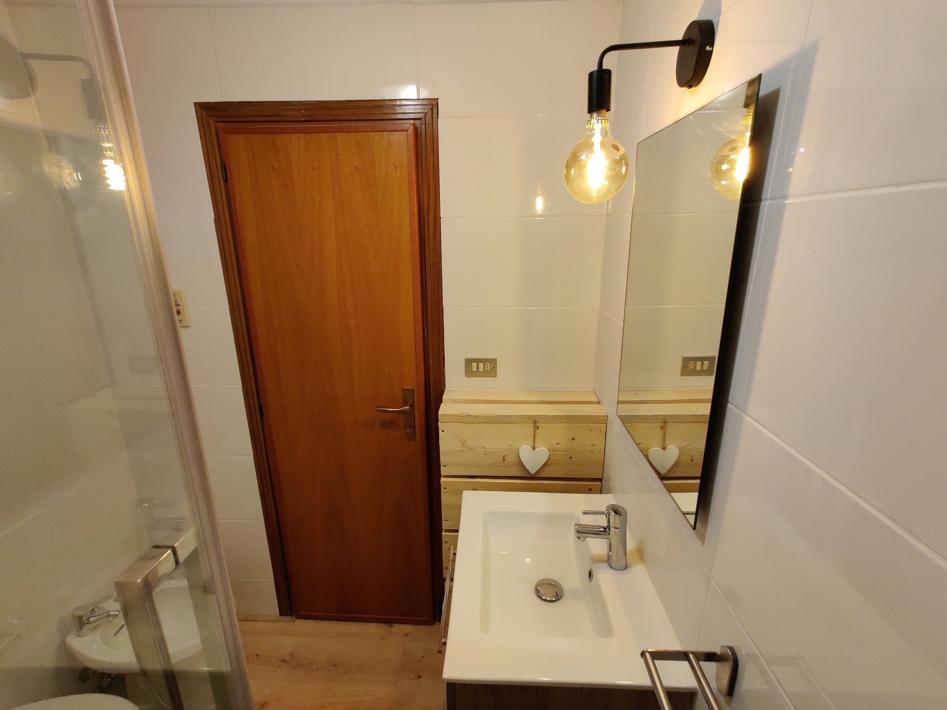 The sink in de bathroom from another angle