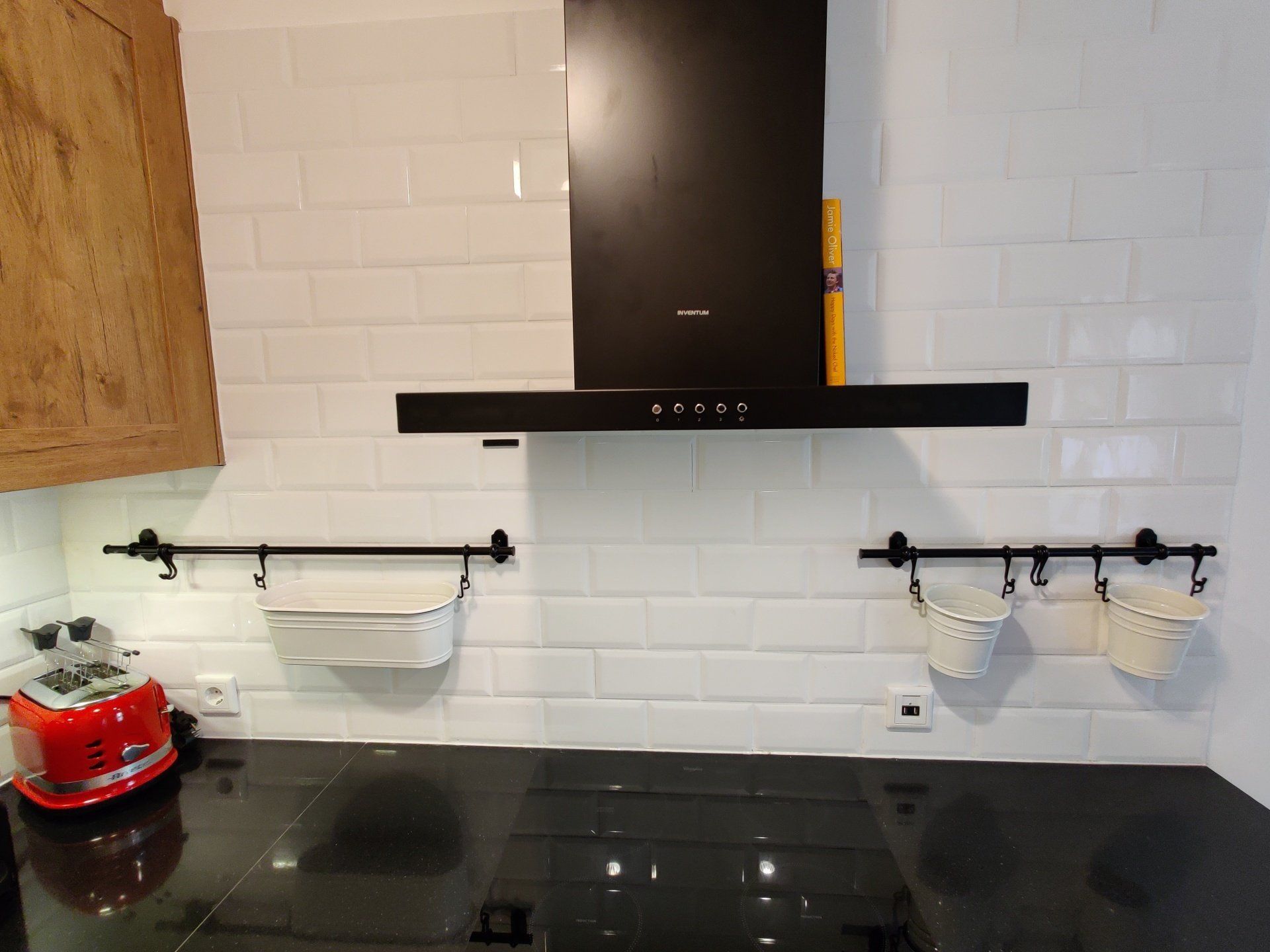 Kitchen with extractor hood