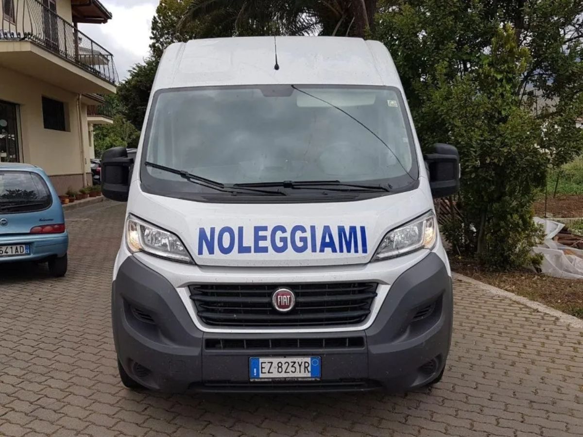 furgone Fiat bianco
