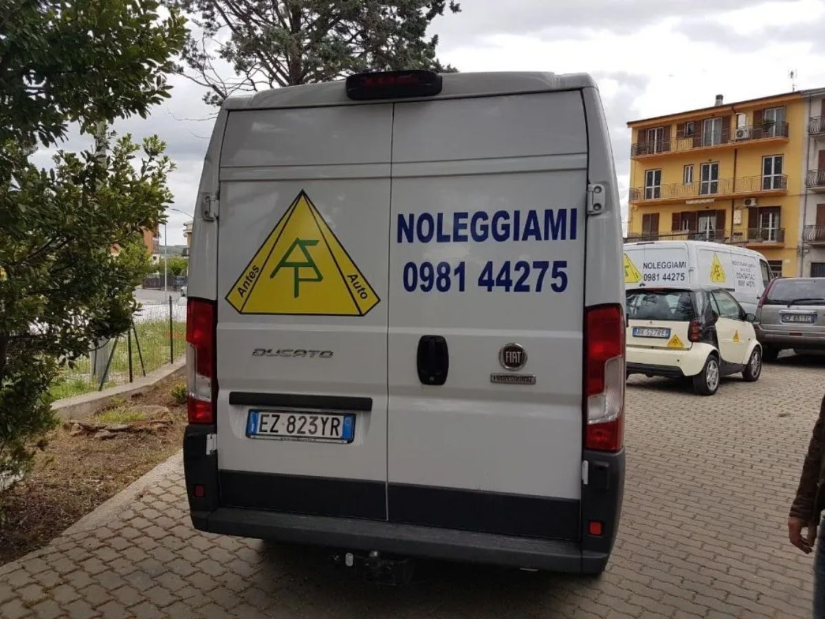retro di un furgone a noleggio