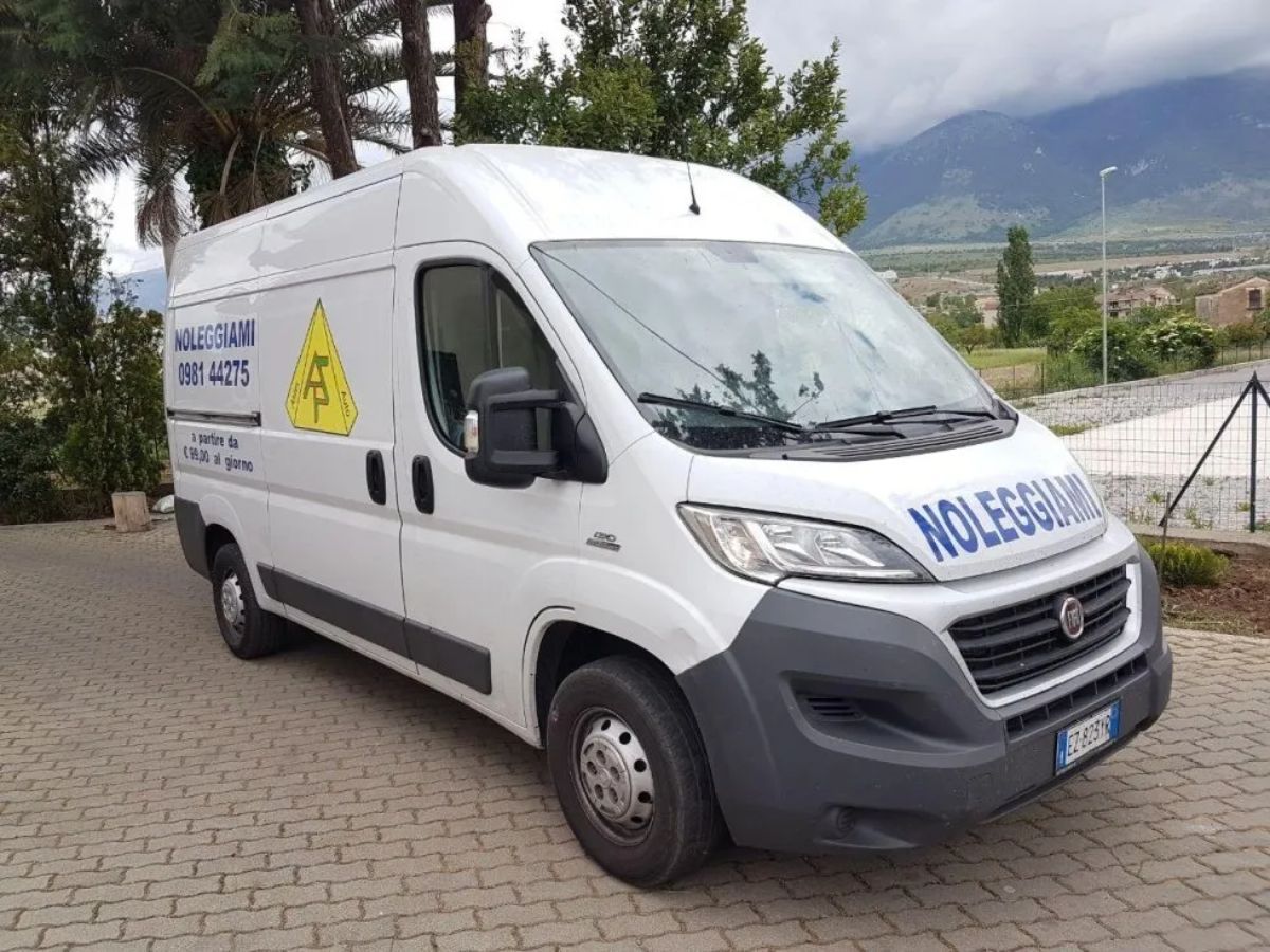 furgone bianco Fiat