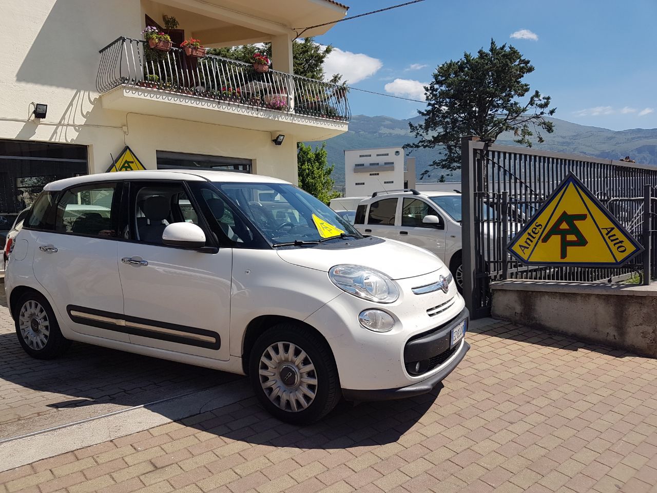 automobile Fiat 500L bianca