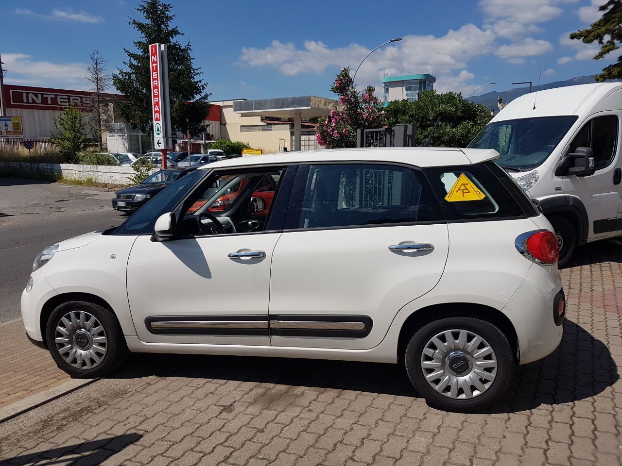 fiancata di automobile Fiat 500L