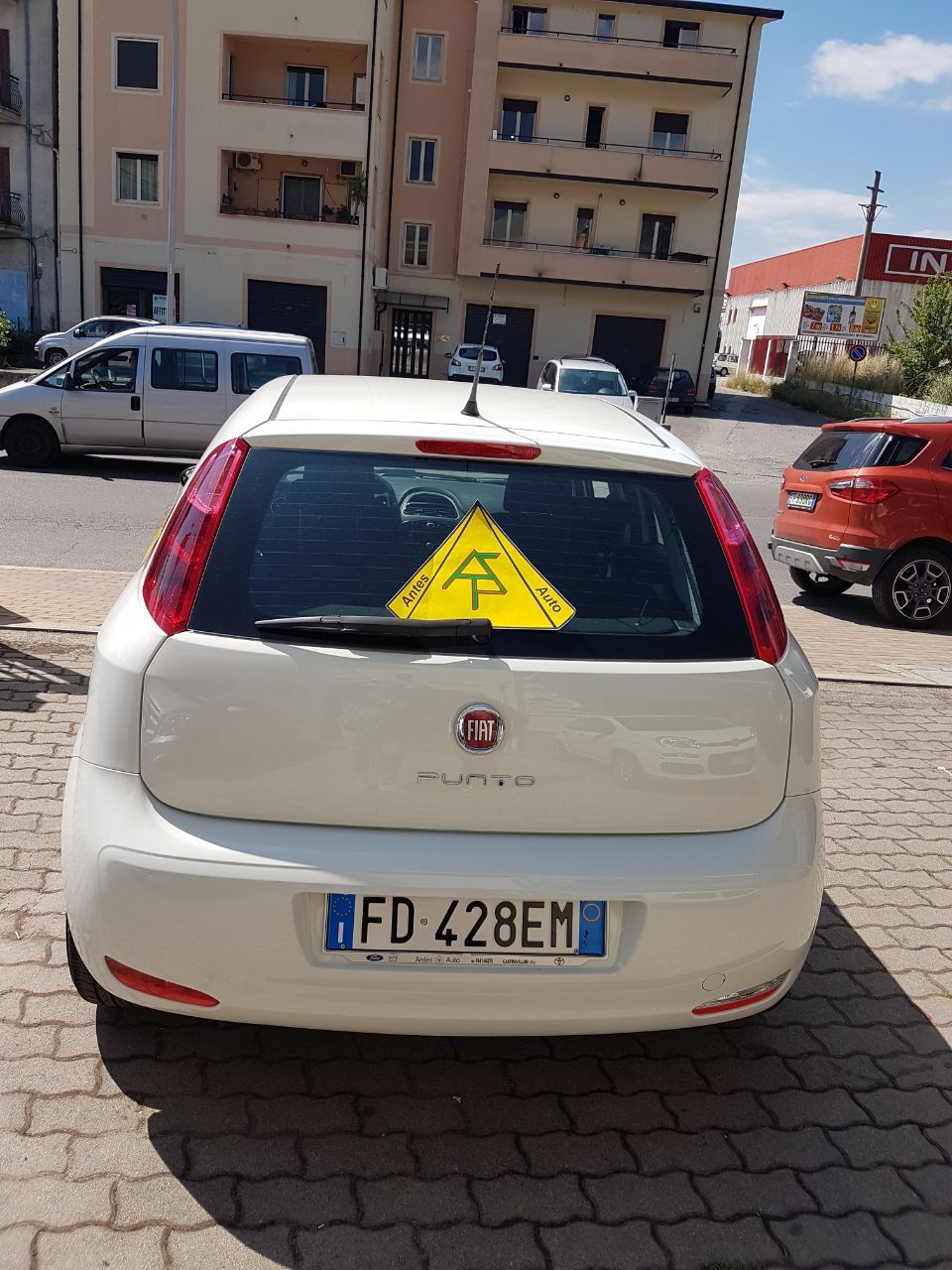 retro di un'automobile Fiat Punto