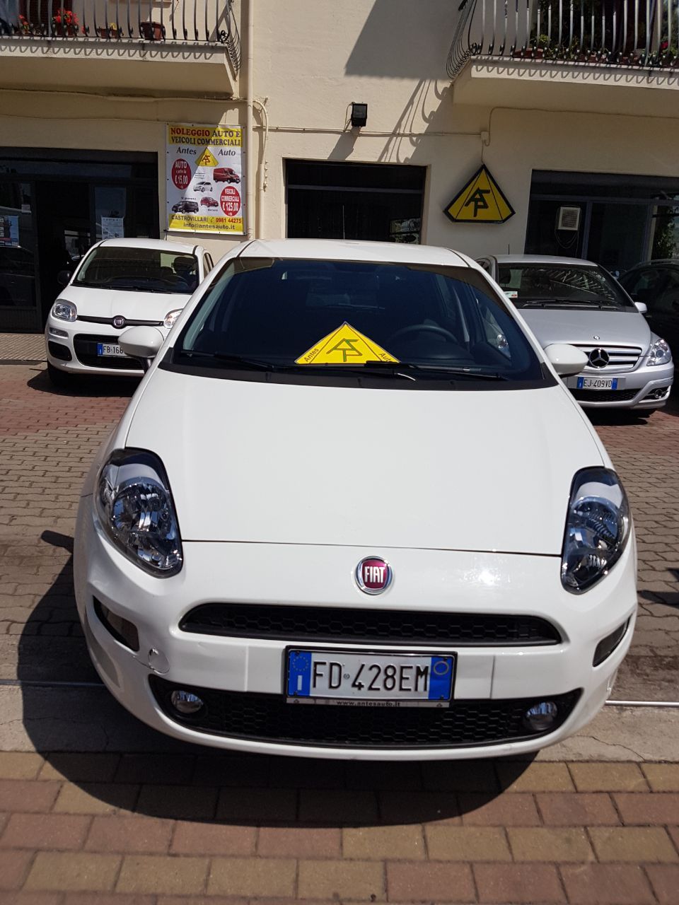 automobile Fiat Punto bianca