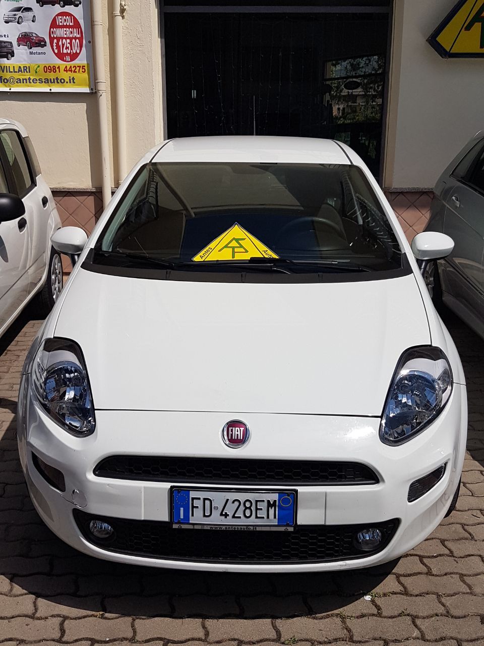 muso di un'automobile Fiat Punto bianca