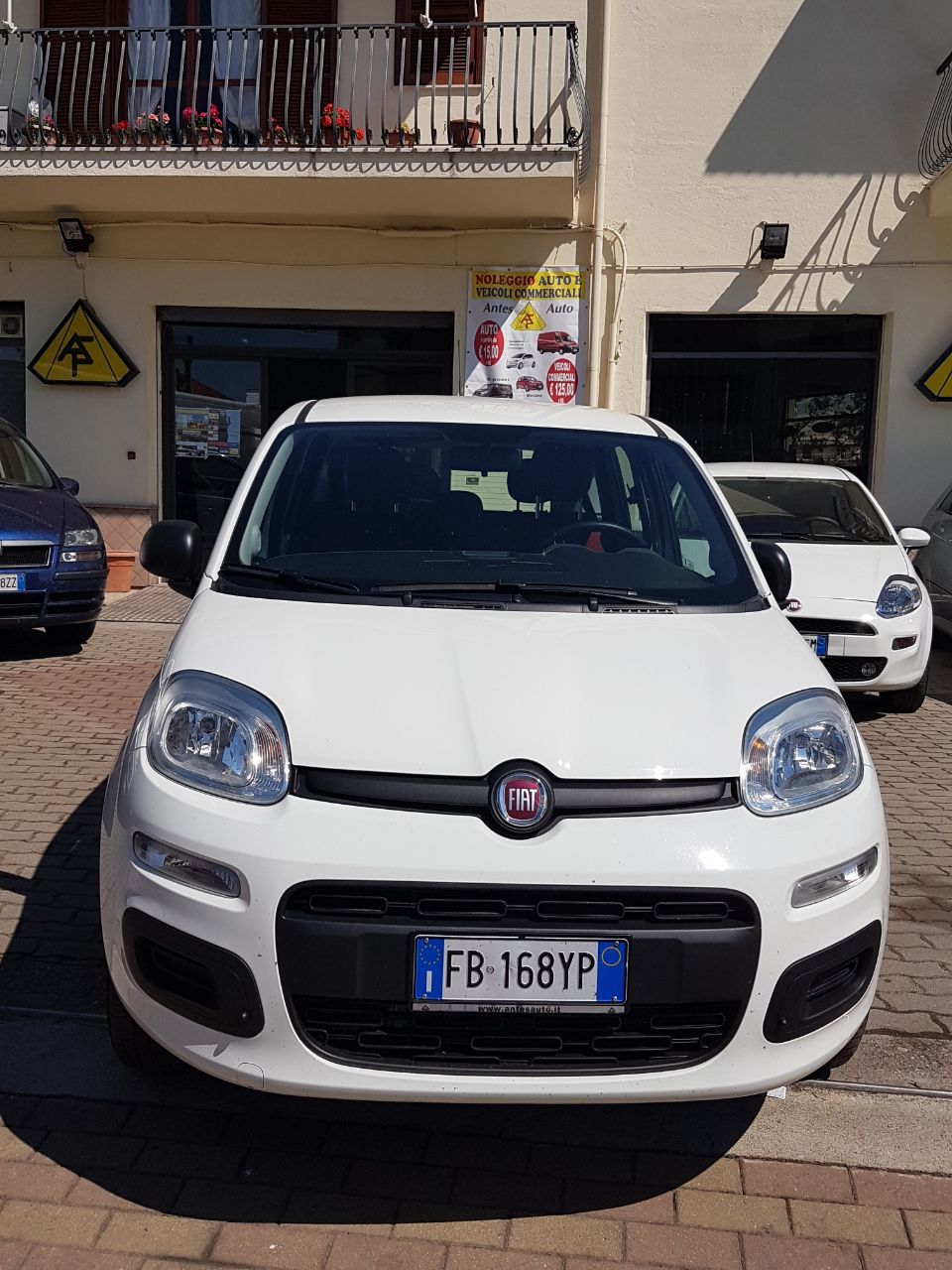 automobile Fiat Panda bianca
