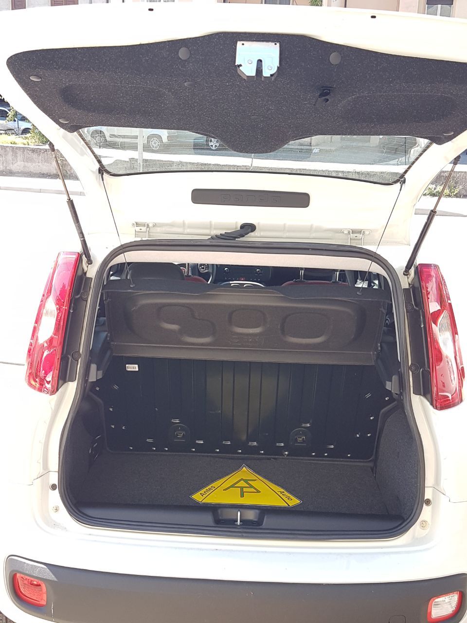cofano di un'automobile Fiat Panda