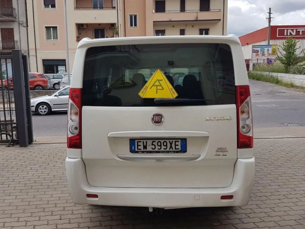 retro di un minivan Fiat bianco