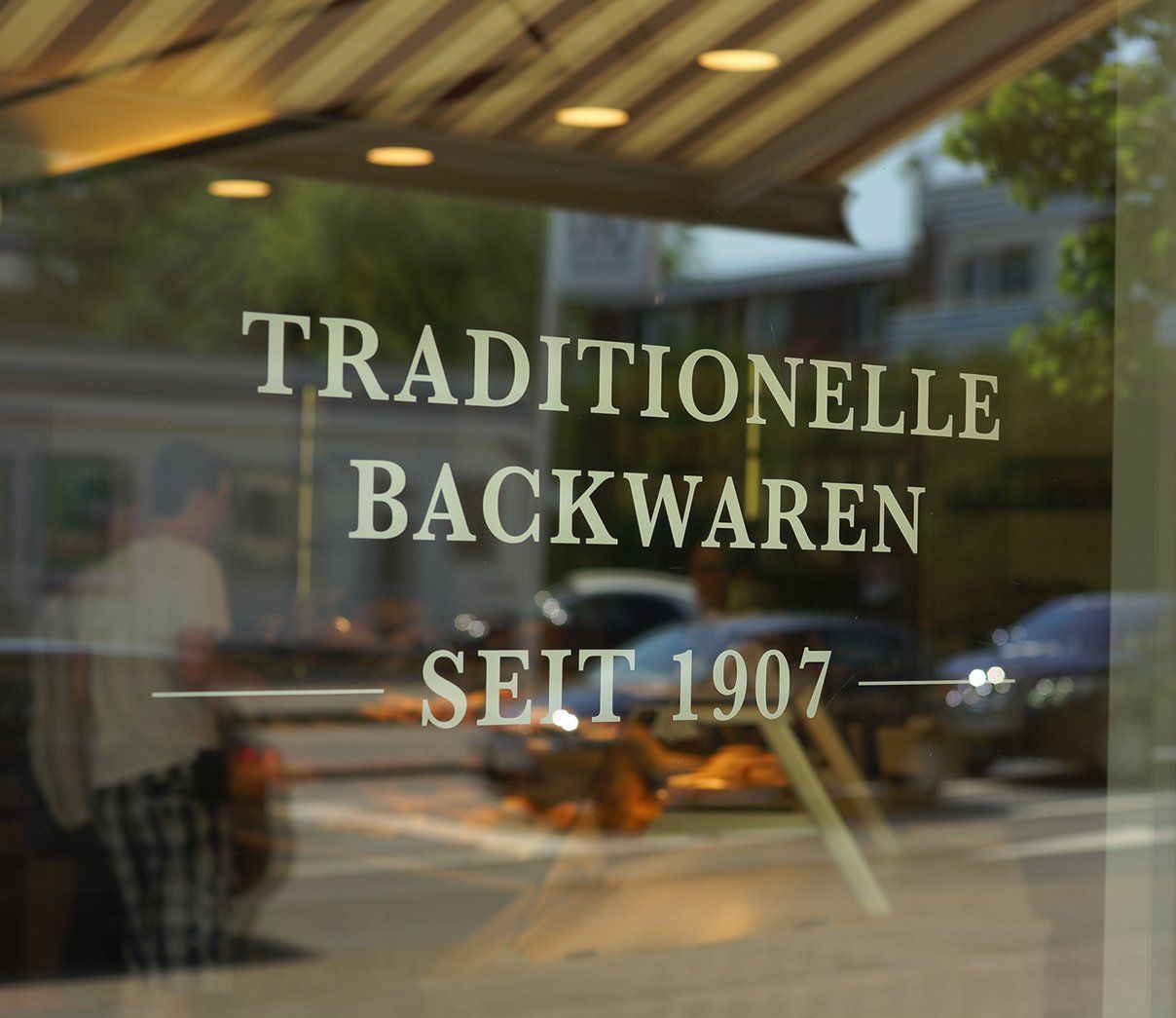 A sign on a glass window says traditionelle backwaren seit 1907