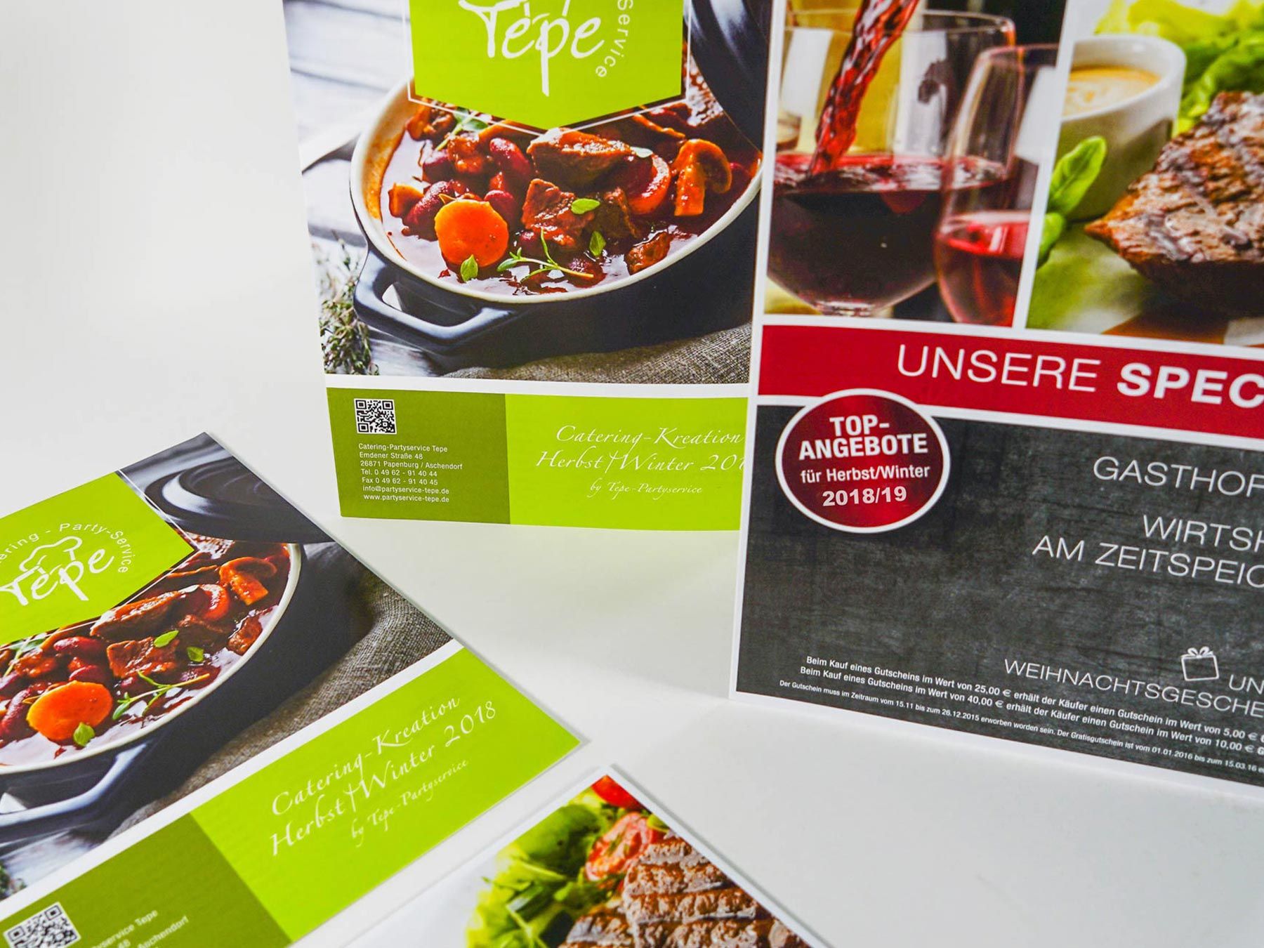 Ein Flyer für ein Restaurant namens Tepe liegt auf einem Tisch