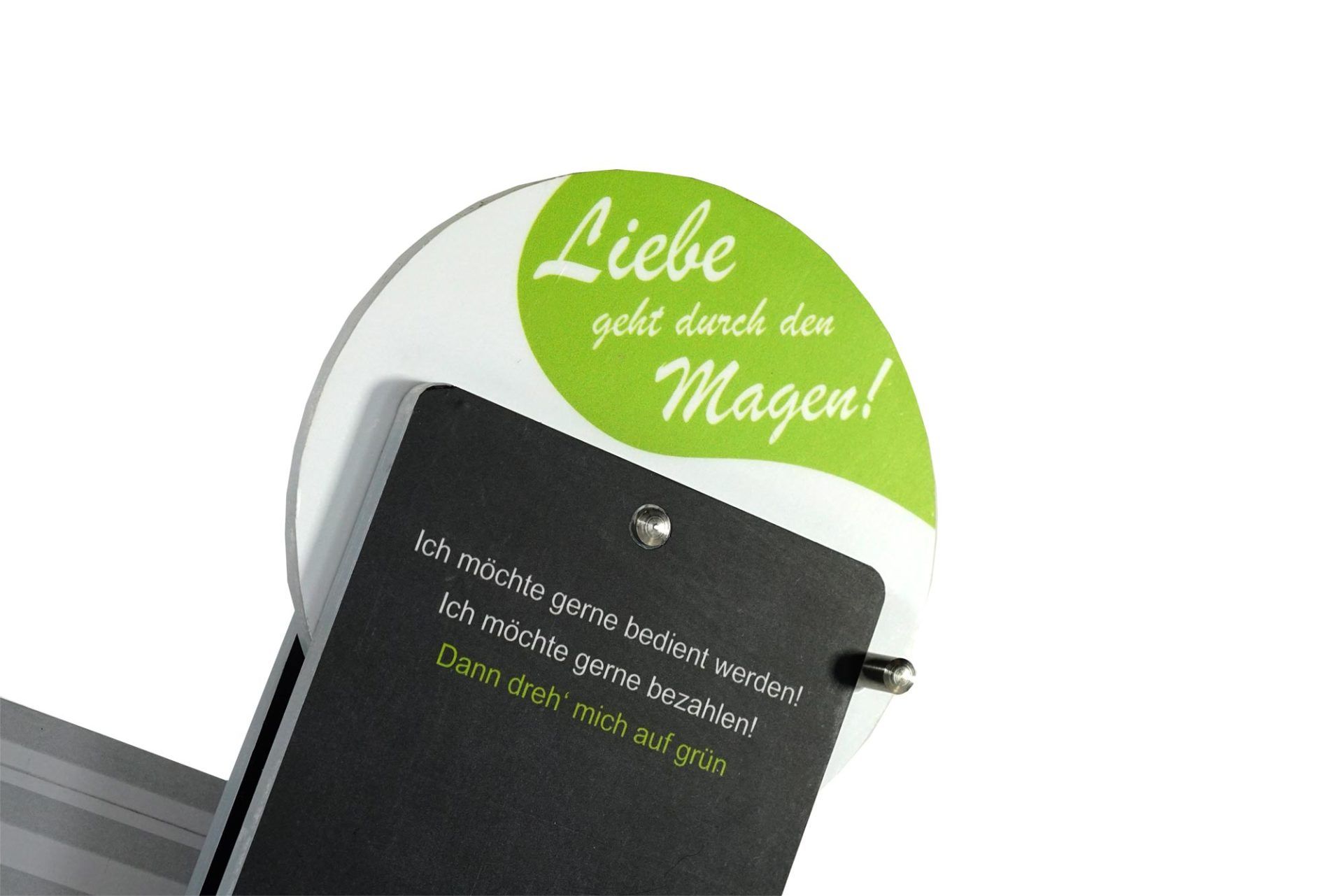A sign that says liebe geht durch den magen
