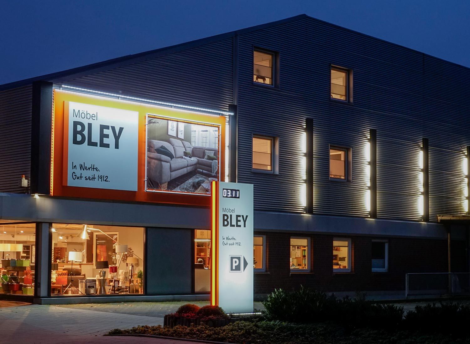 Ein Gebäude mit einem Schild mit der Aufschrift „Bley“ darauf