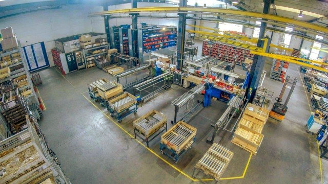 Eine Luftaufnahme einer Fabrik voller Maschinen und Kisten.