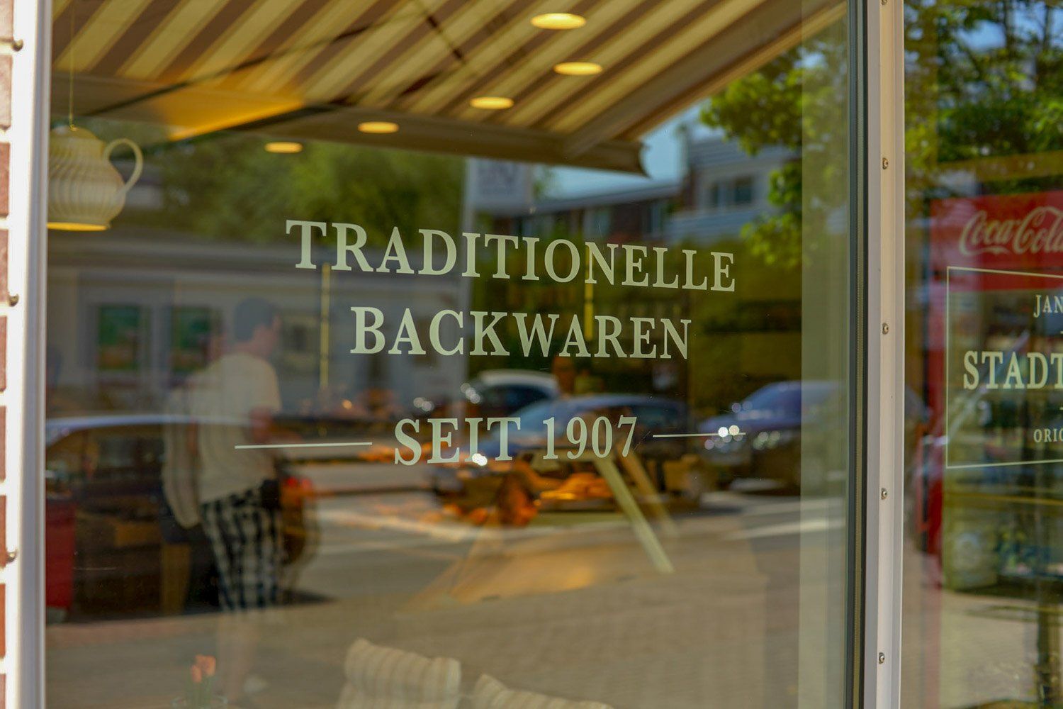 Ein Fenster mit einem Schild mit der Aufschrift „traditionelle Backwaren seit 1907“