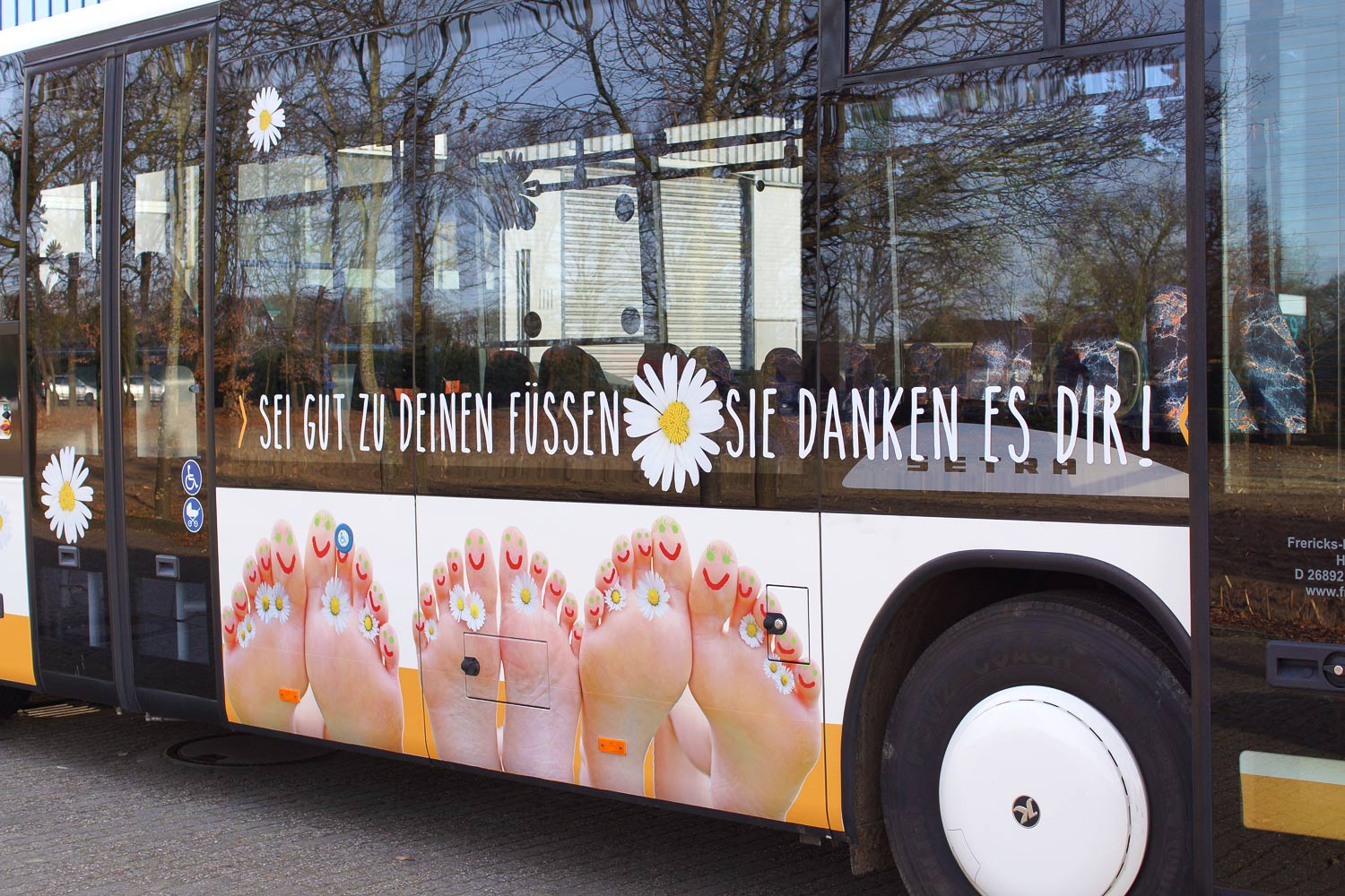 A bus has a sticker on the side that says sie danken es dir