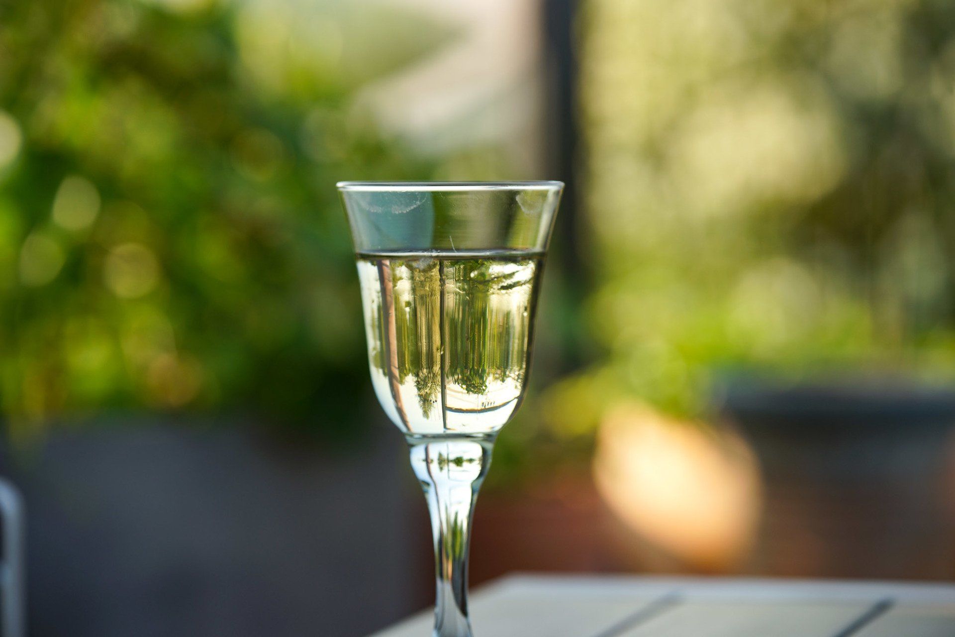Auf einem Tisch steht ein Glas Wein.
