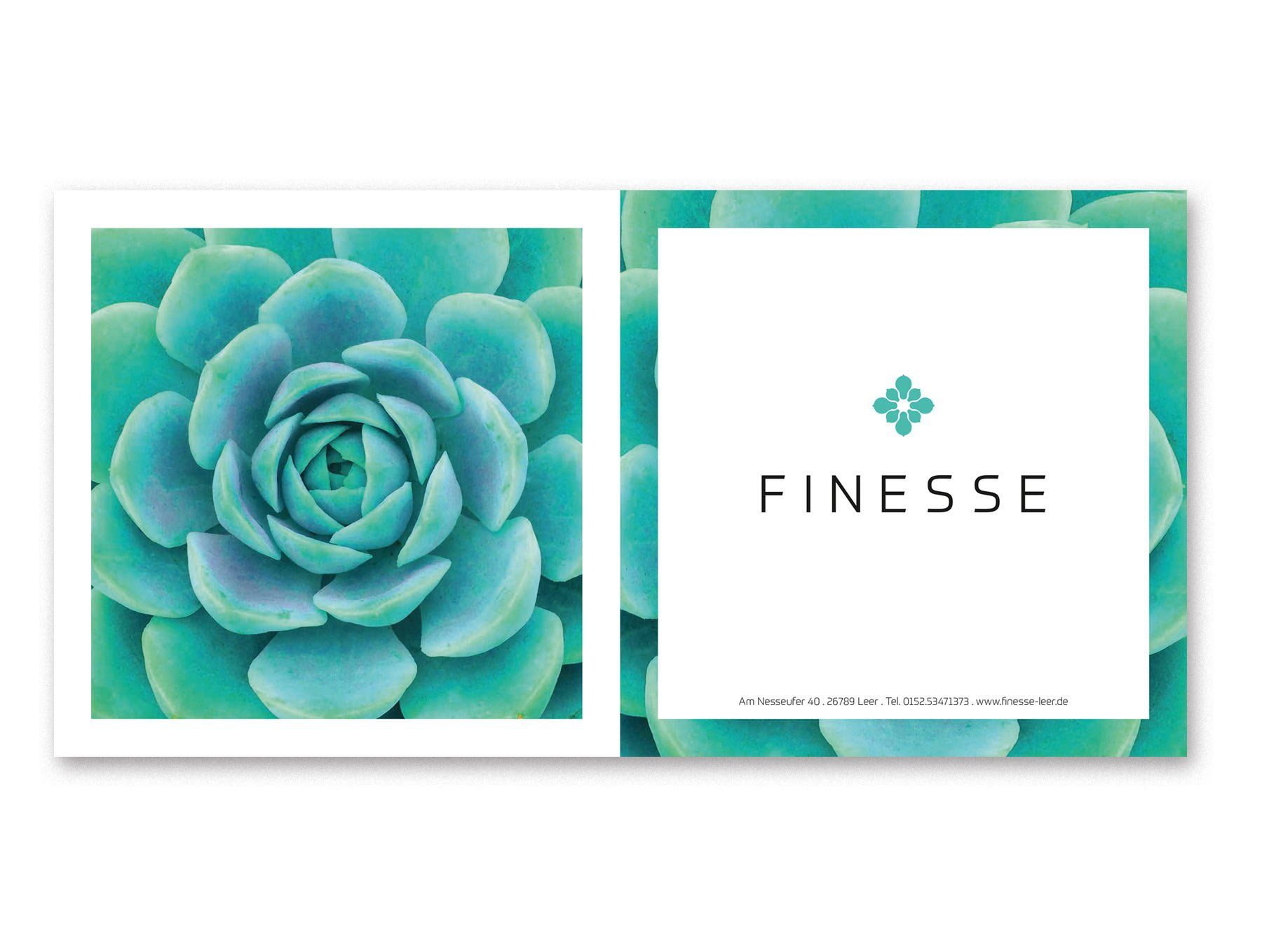 Eine Visitenkarte mit dem Bild einer Sukkulente und dem Wort „Finesse“ darauf.