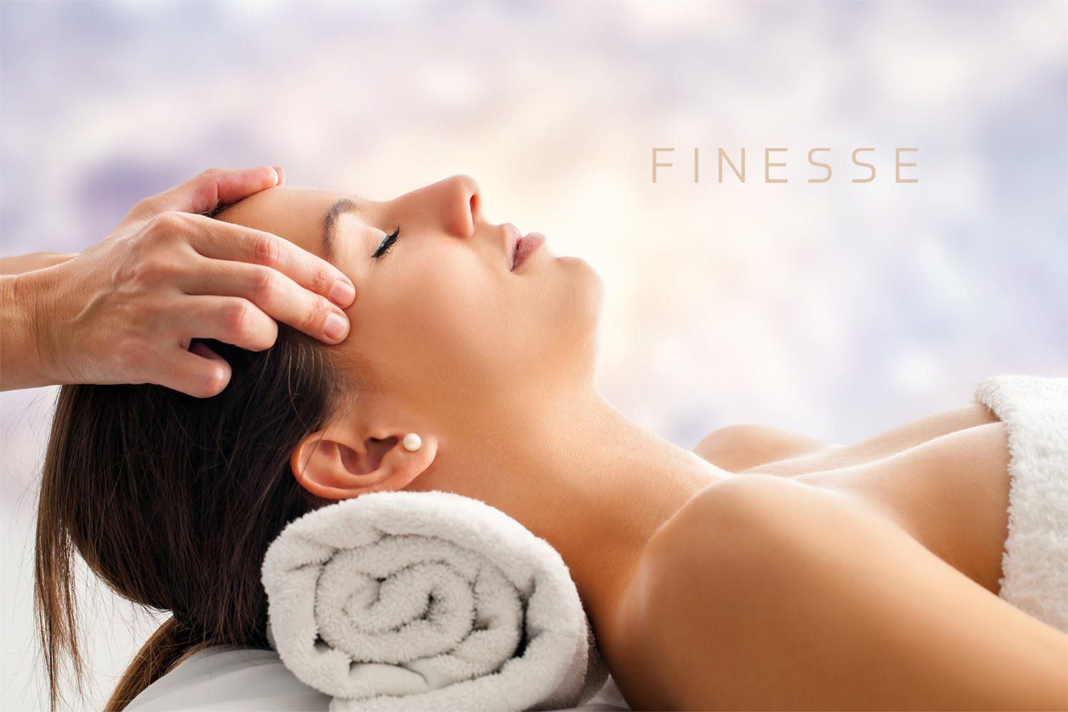 Eine Frau bekommt in einem Spa eine Kopfmassage.